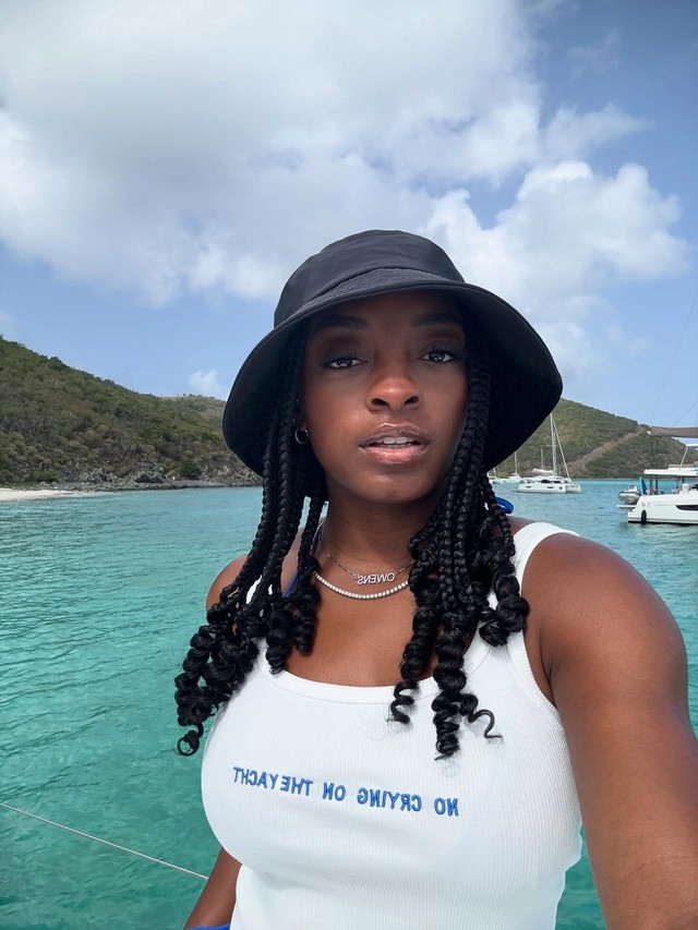 Simone Biles posa de biquíni durante passeio de iate em ilha do Reino Unido