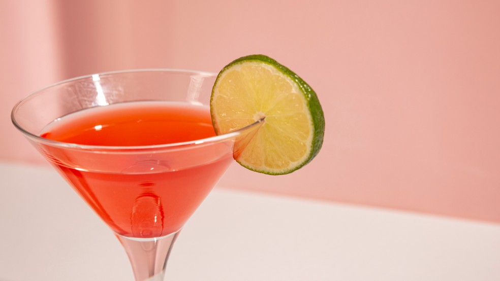 O Cosmopolitan, drink feito com vodka, triple sec, suco de cranberry e suco de limão, é o preferido de Gêmeos — Foto: Reprodução/Freepik