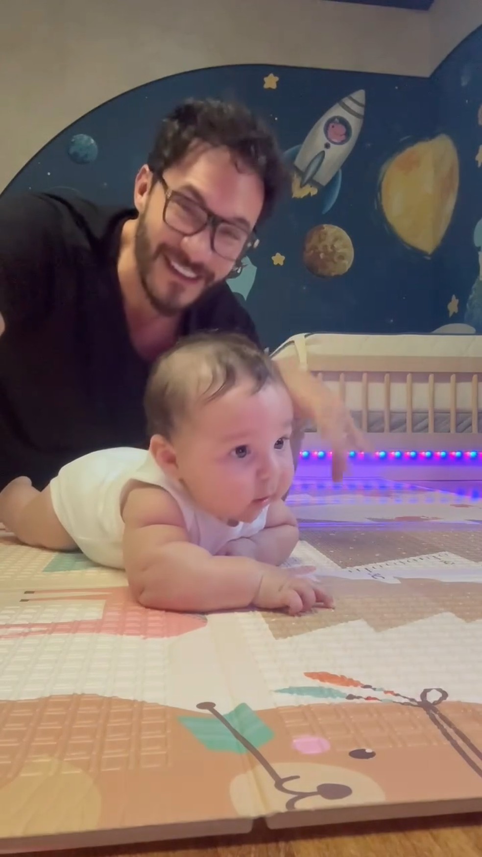 Ravi, filho de Viih Tube e Elizer, engatinha pela primeira vez — Foto: Reprodução/Instagram