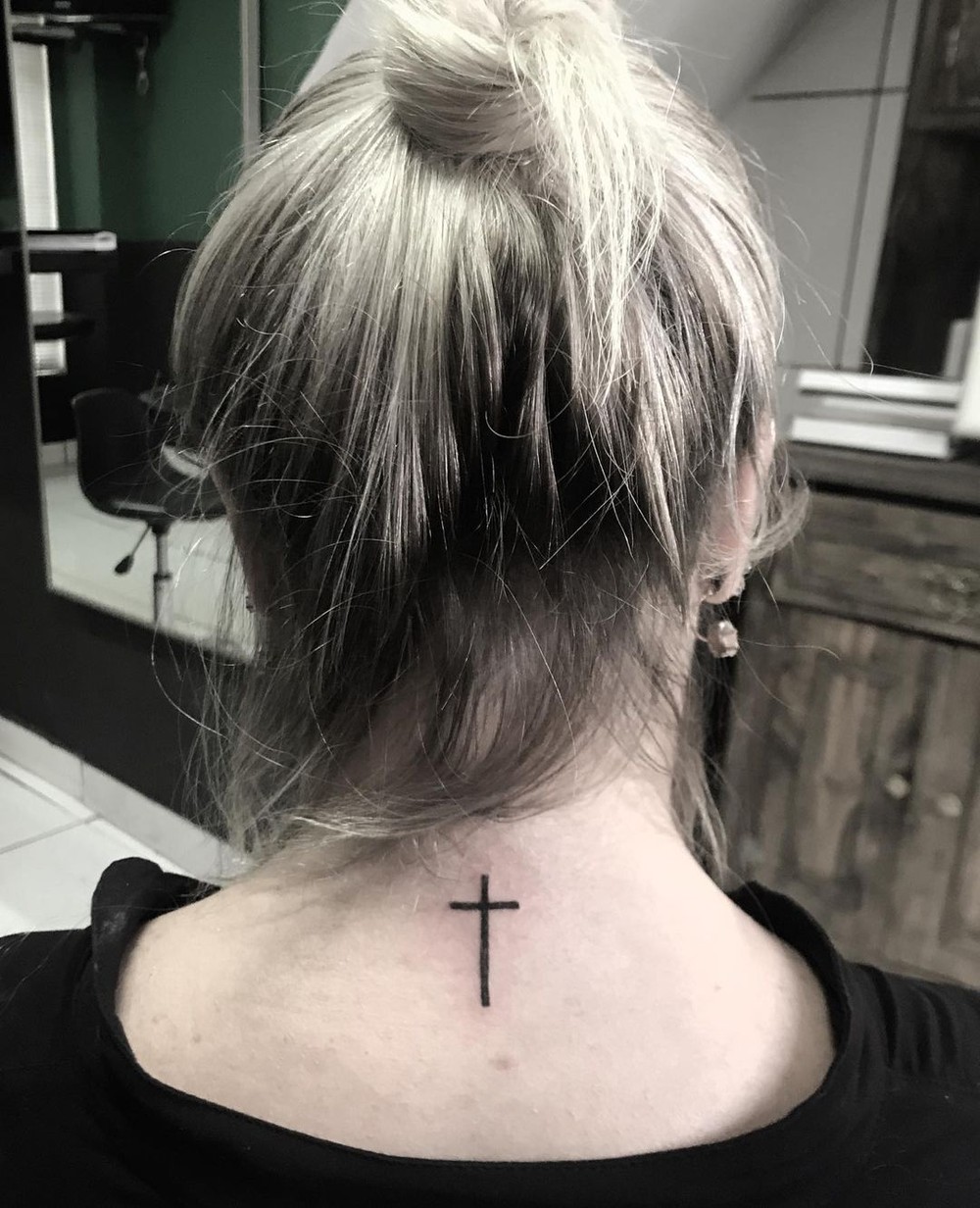 Tatuagem feminina na nuca: 21 ideias para eternizar na pele