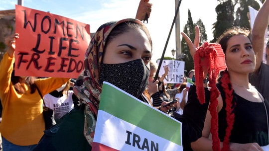 No Irã, autoridades fecham parque aquático por permitir entrada de mulheres sem véu
