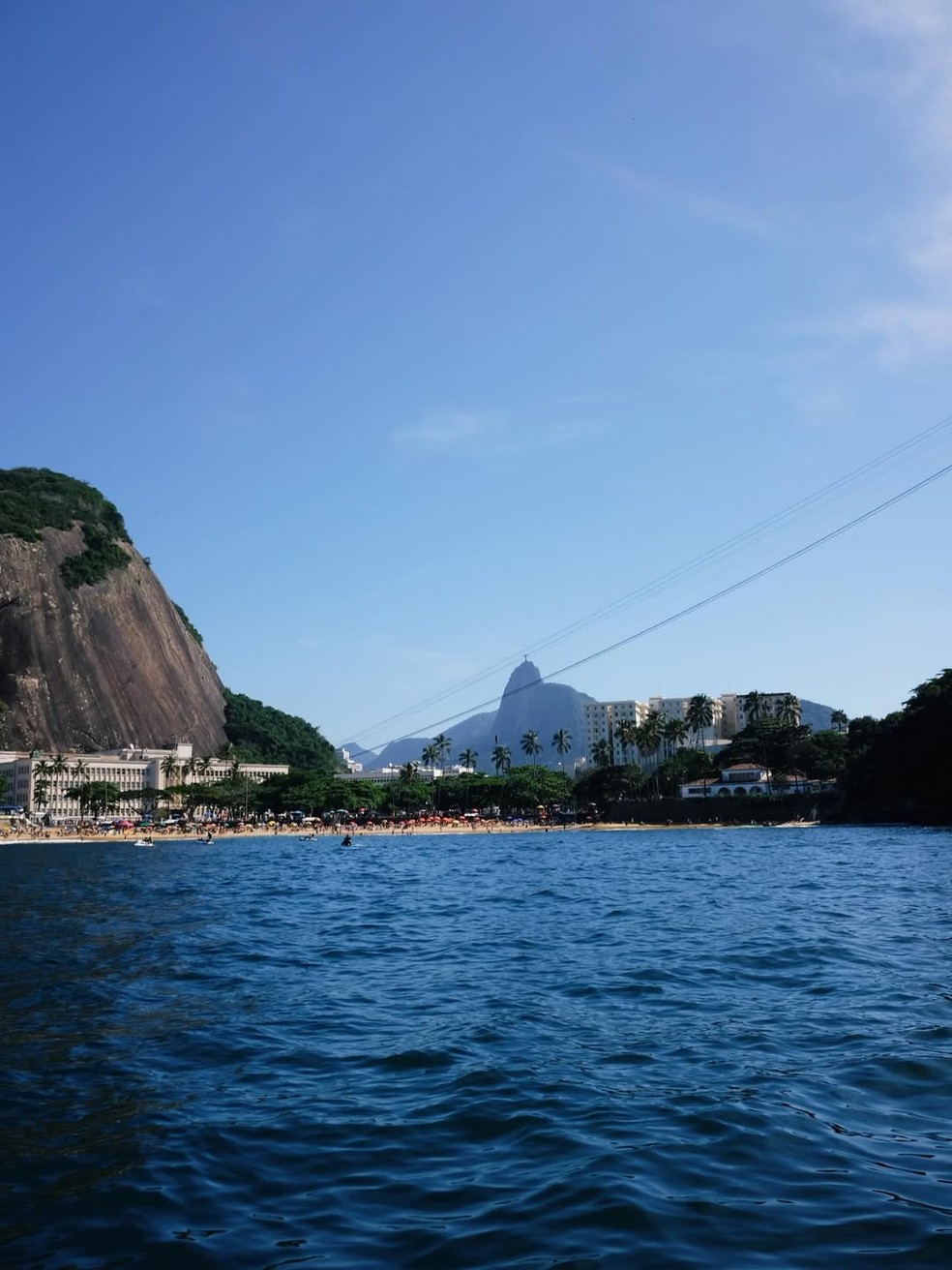 De biquíni verde, Bella Campos revela registros curtindo passeio de barco no Rio de Janeiro e arranca elogios — Foto: Reprodução/Instagram