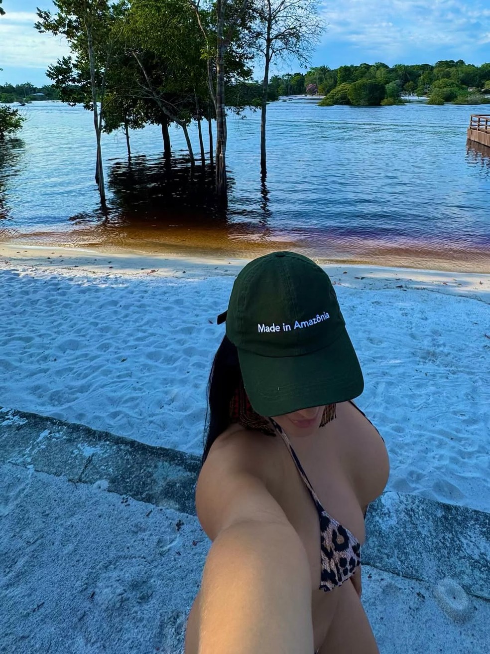 Isabelle Nogueira posa de biqu&iacute;ni no Amazonas: 'Territ&oacute;rio mais lindo do  mundo'