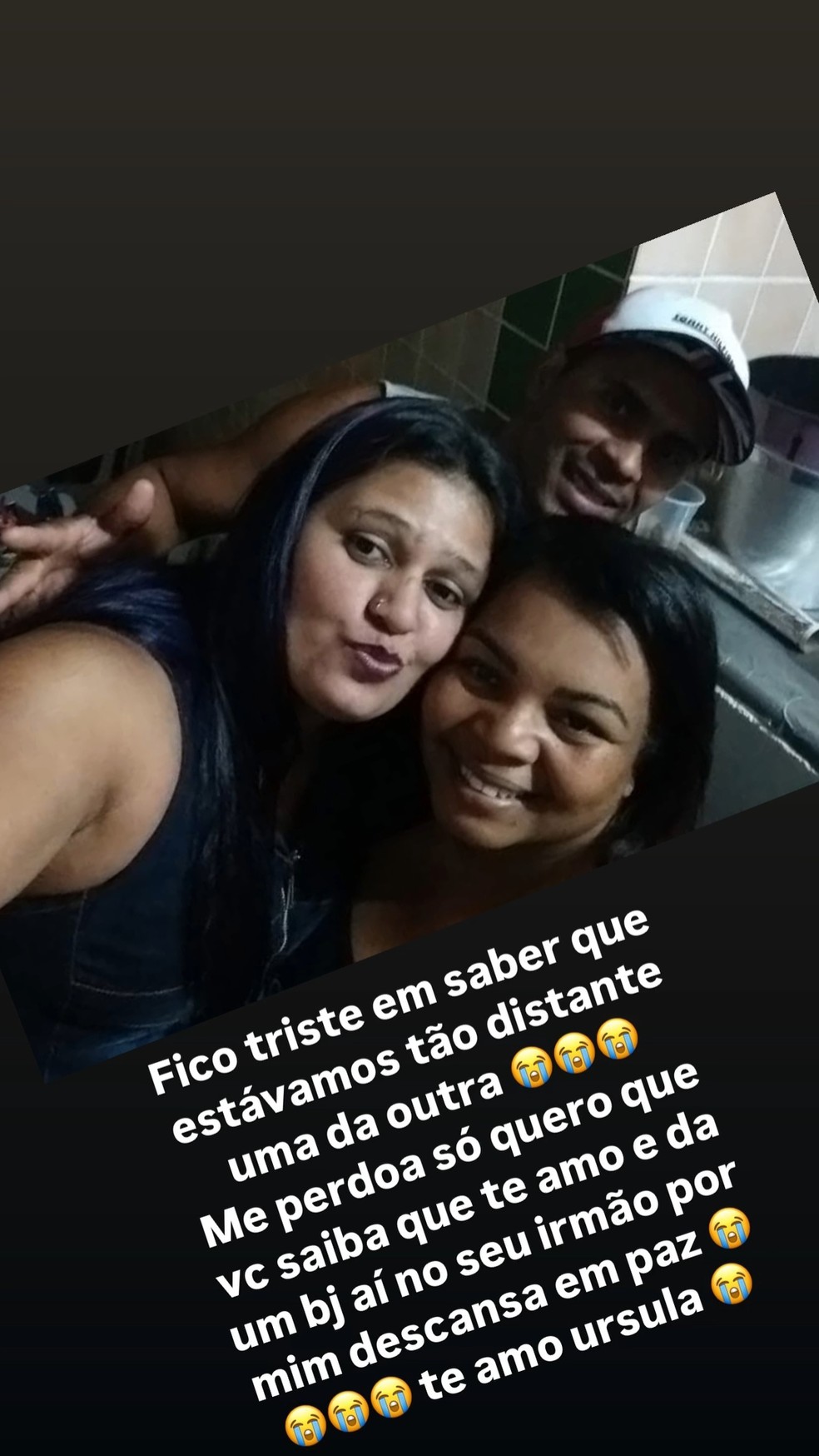 Ursula Souza ao lado da mãe de MC Kevin e do marido — Foto: Reprodução/ Instagram