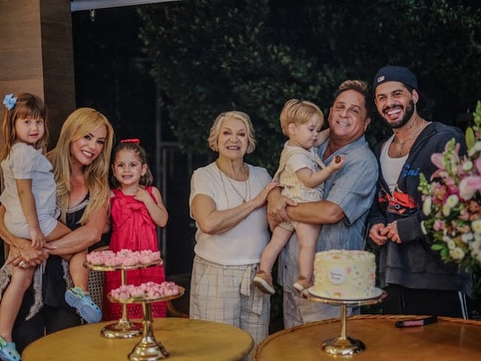 Poliana Rocha mostra festa da mãe com Zé Felipe, Leonardo e bisnetos: 'Comemoração simples' — Foto: Reprodução/Instagram