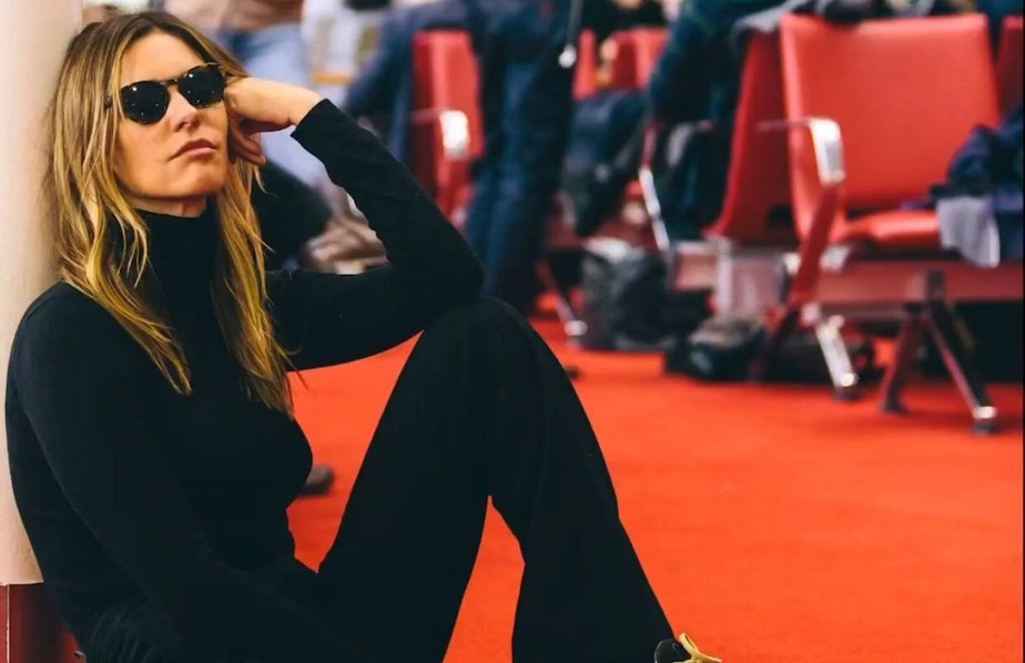 Fernanda Lima posa no chão de aeroporto em Paris
