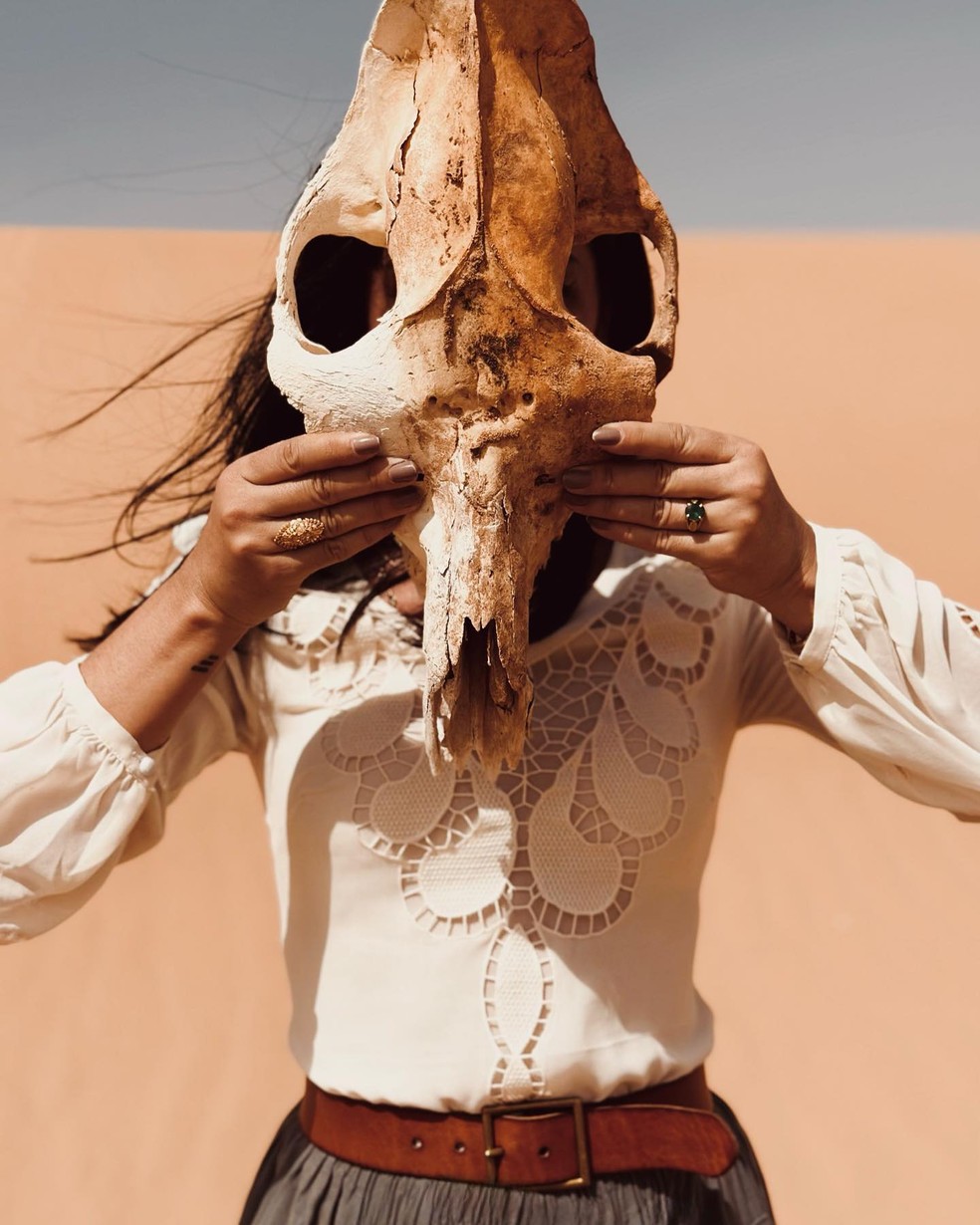 Danni Suzuki posa para fotos macabras no meio do deserto do Saara  — Foto: reprodução/instagram