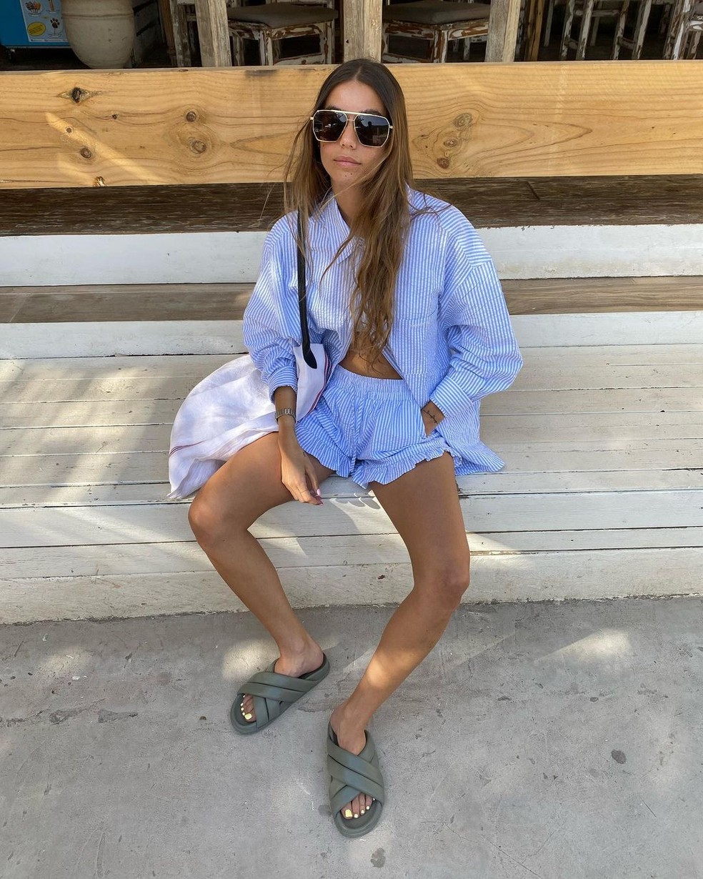 Camisa em look de verão — Foto: Reprodução/Instagram @julietapadros