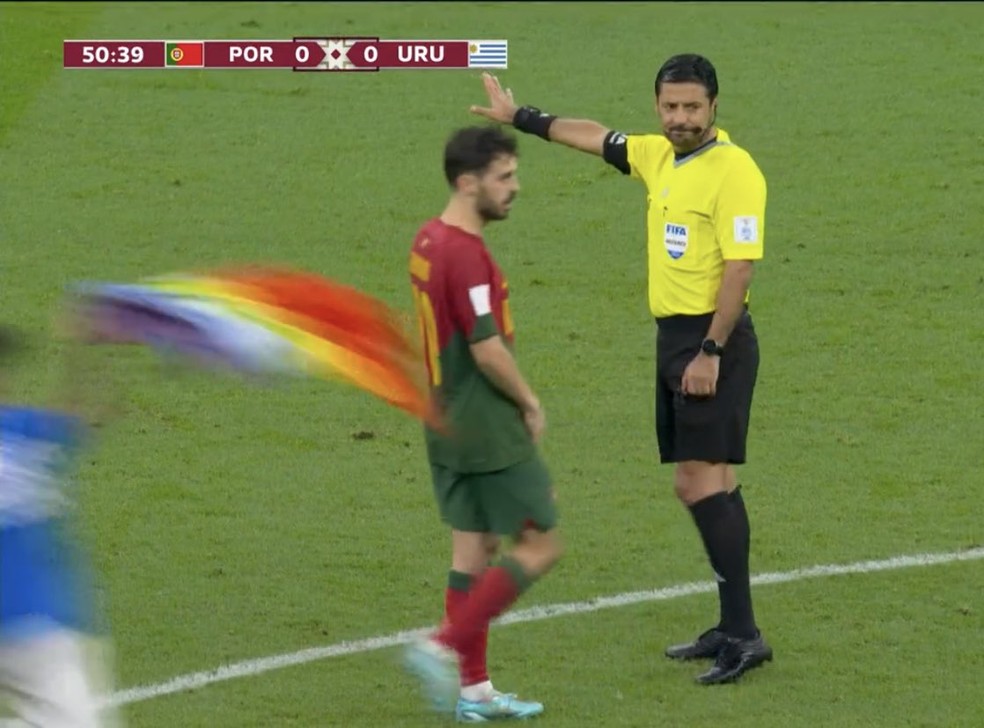 Torcedor invade campo com bandeira LGBTQIAP+ durante partida de Portugal contra Uruguai — Foto: Reprodução