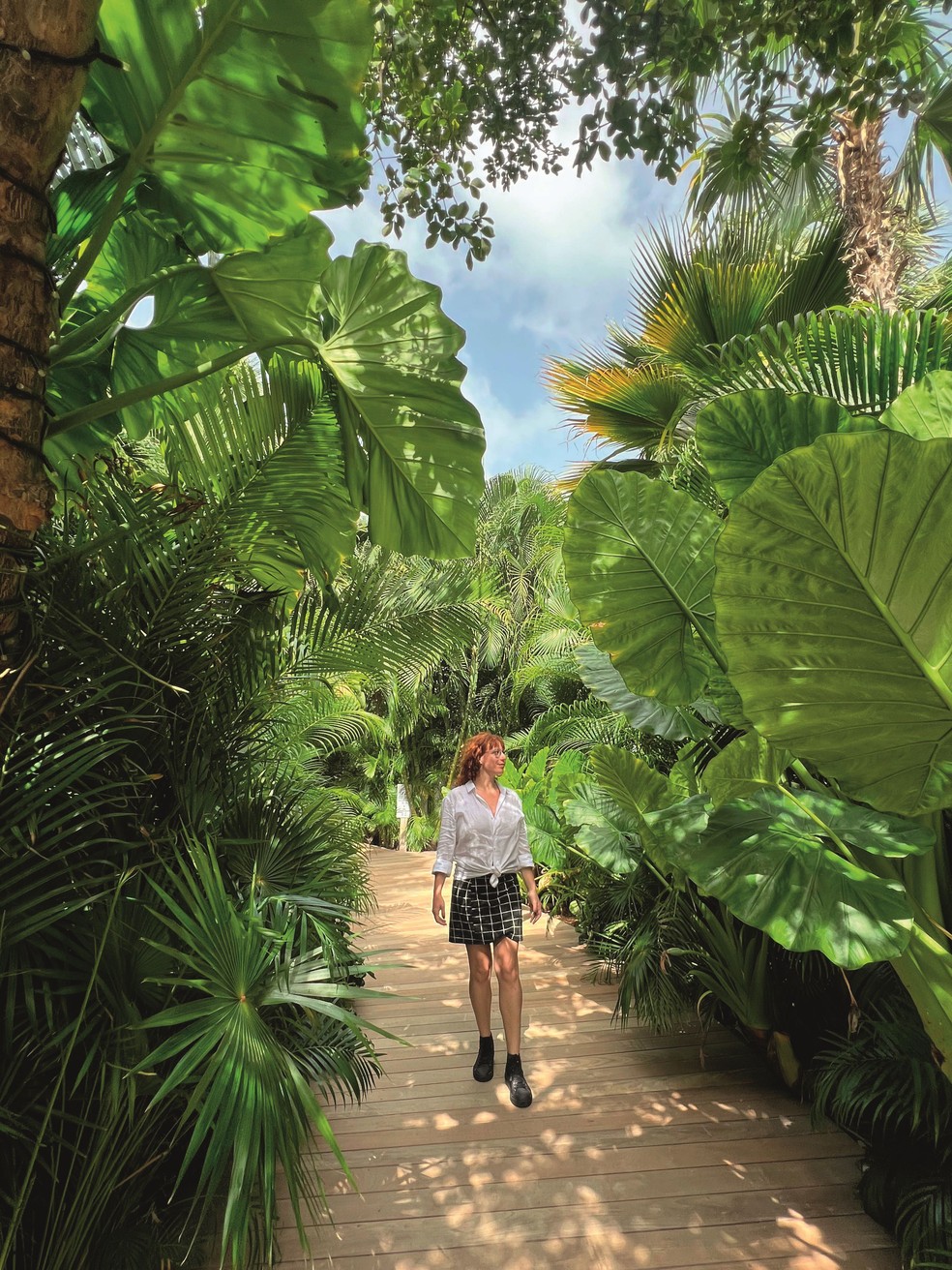 A repórter Camila Cetrone nos corredores verdes do hotel Cheval Blanc — Foto: Divulgação