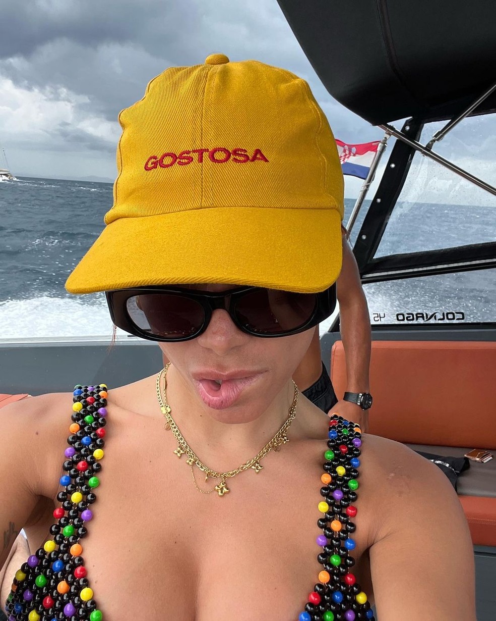 Anitta usa boné escrito 'Gostosa' em férias na Europa — Foto: Reprodução