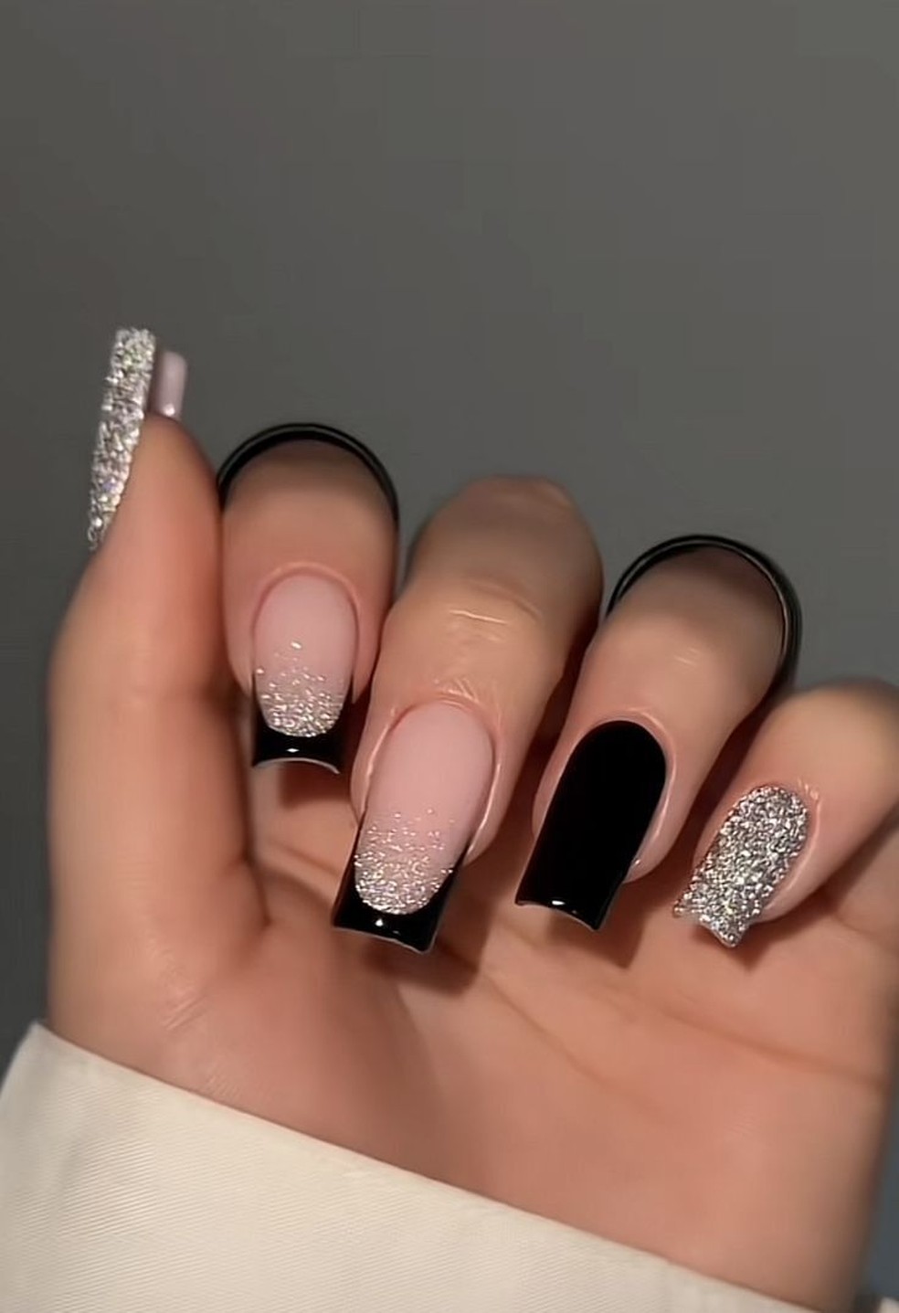 Unha preta decorada com glitter: o clássico dark com o glow do brilho