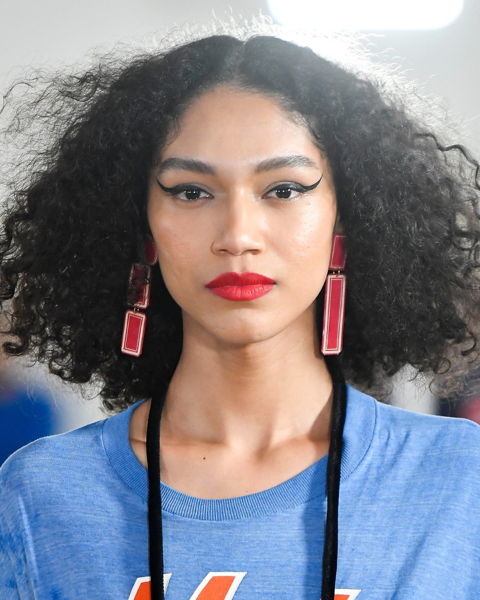 Desfile Uó Upcycling por Marcelo Sommer SPFW N60, beleza assinada por Roberto Estevao — Foto: Agência Fotosite
