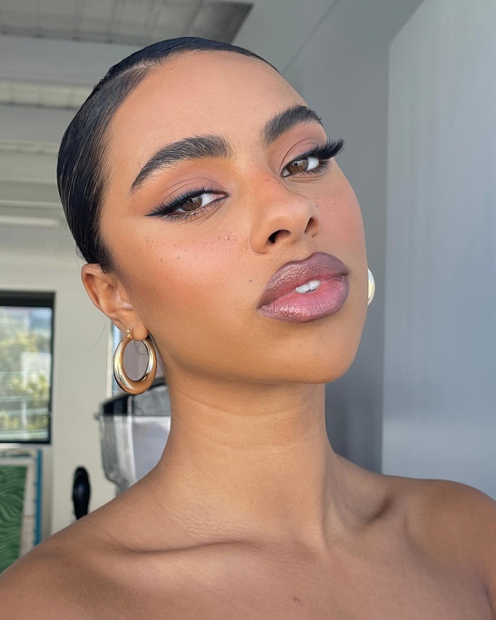 Conheça o tom ideal para fazer um olho esfumado — Foto: Reprodução Instagram @leahbaines_mua