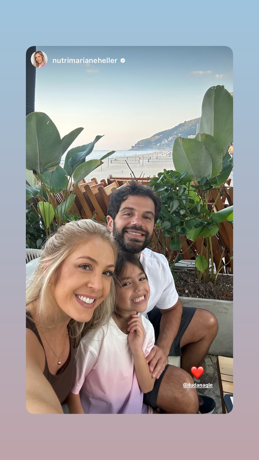 Duda Nagle curte dia de praia no Rio com a filha e a nova namorada