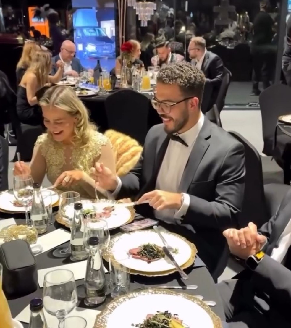 Milene Domingues e Ronald posam em evento de gala — Foto: Reprodução/ Instagram