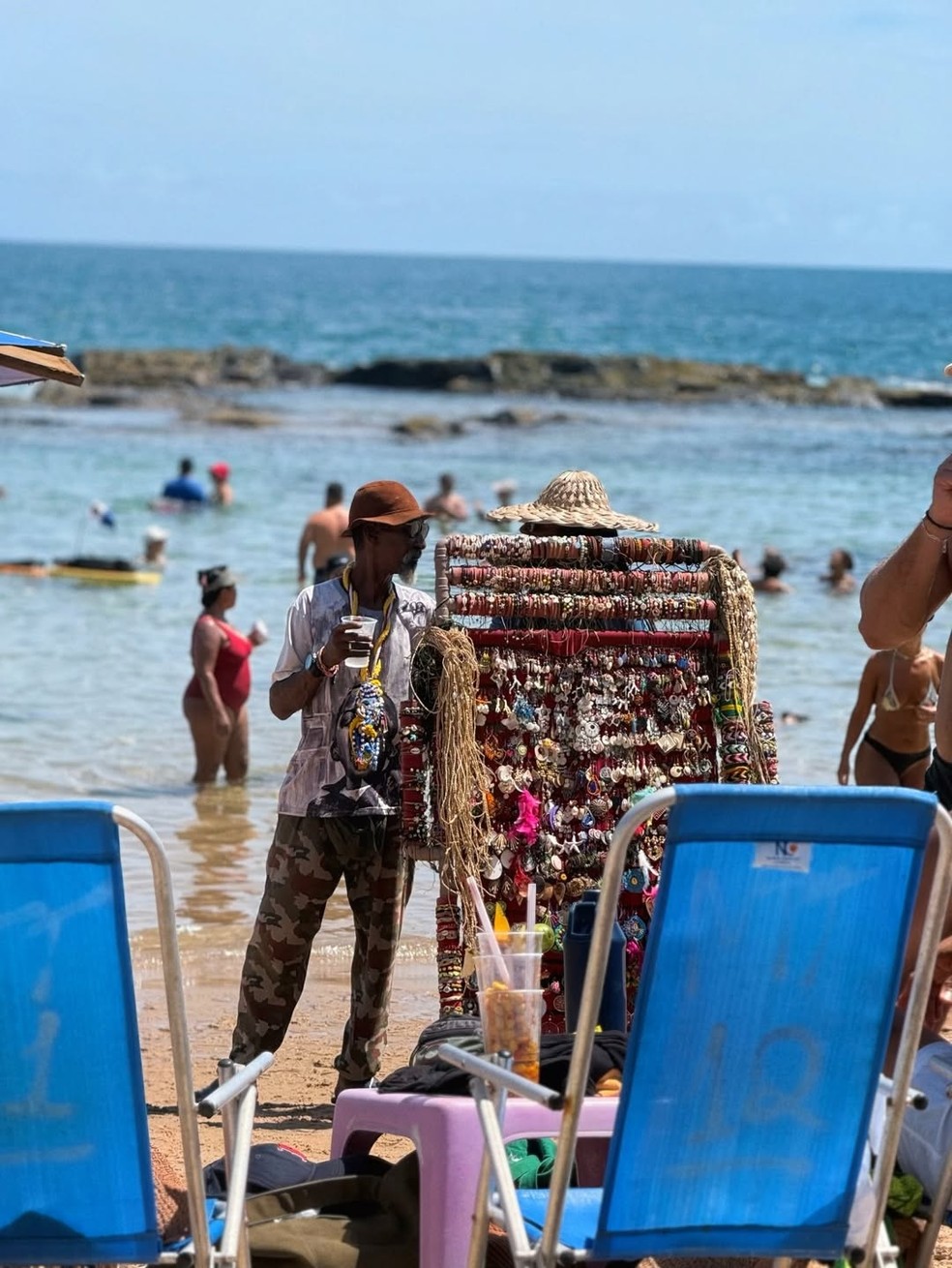 Débora Nascimento abre álbum renovando bronzeado em praia na Bahia com amigos — Foto: Reprodução/Instagram
