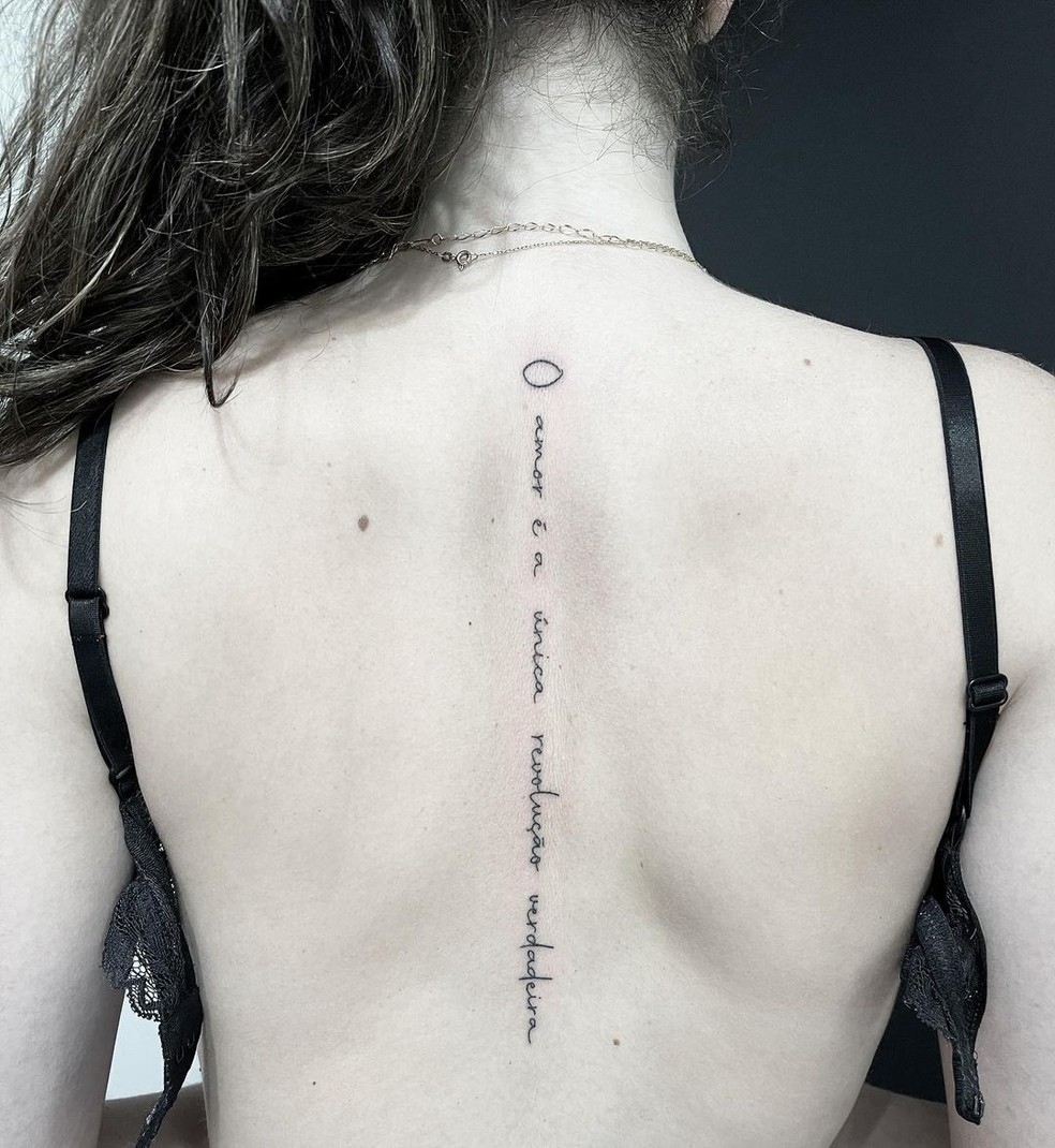 Tatuagem feminina nas costas: as melhores inspirações com flores e ...