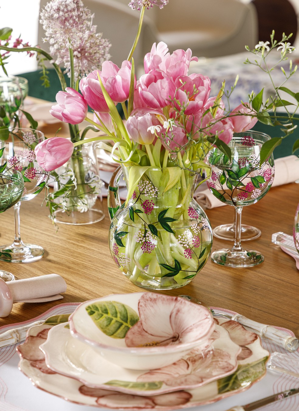 Use e abuse de flores na decoração — Foto: Divulgação