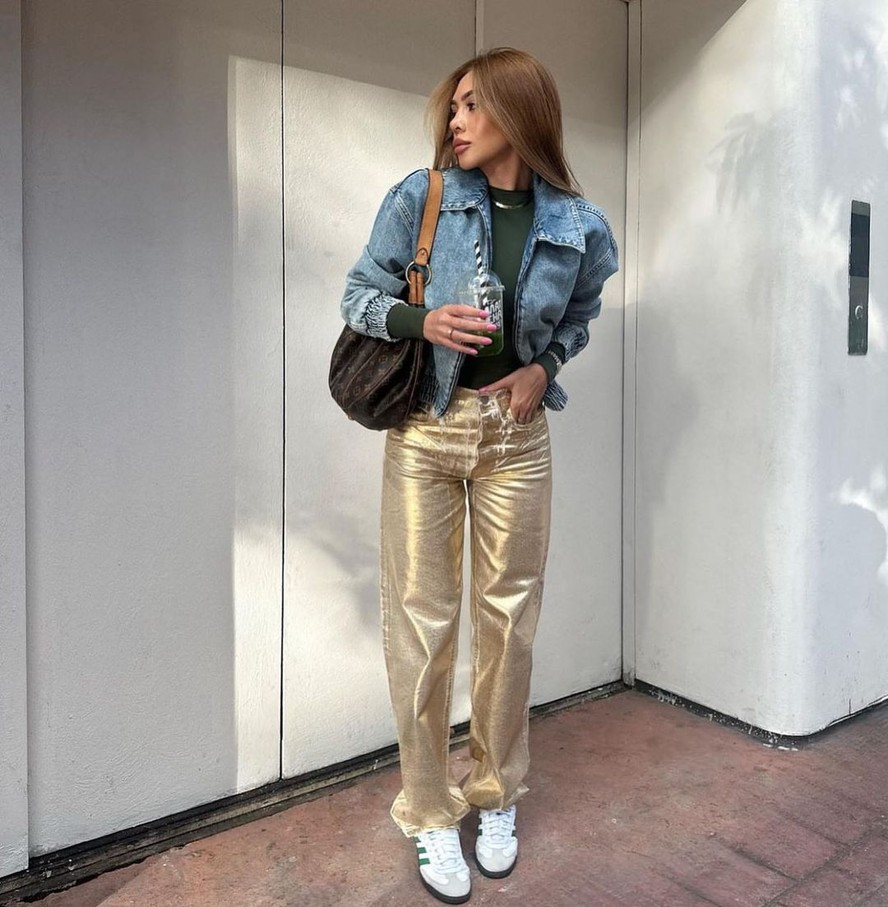 Looks com jaqueta jeans feminina para você se inspirar e arrasar nesse clássico