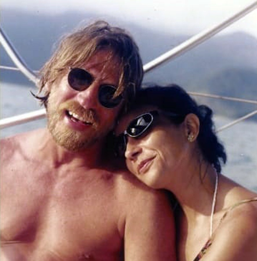 Fátima e Edison a bordo do veleiro, em viagem a Angra dos Reis em 2003