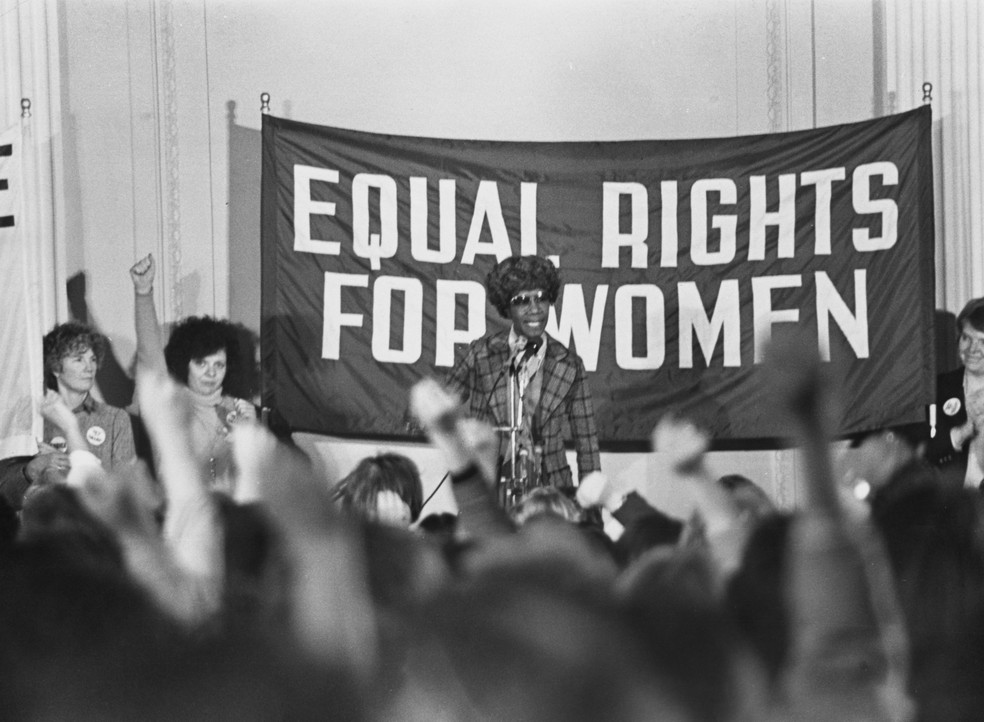 Shirley Chisholm enquanto congressista pelo 12&ordm; distrito de Nova York, aplaudida pela multid&atilde;o ao fazer um discurso no Dia dos Direitos da Mulher, em 4 de abril de 1981 &mdash; Foto: Nancy Shia/Archive Photos/Getty Images