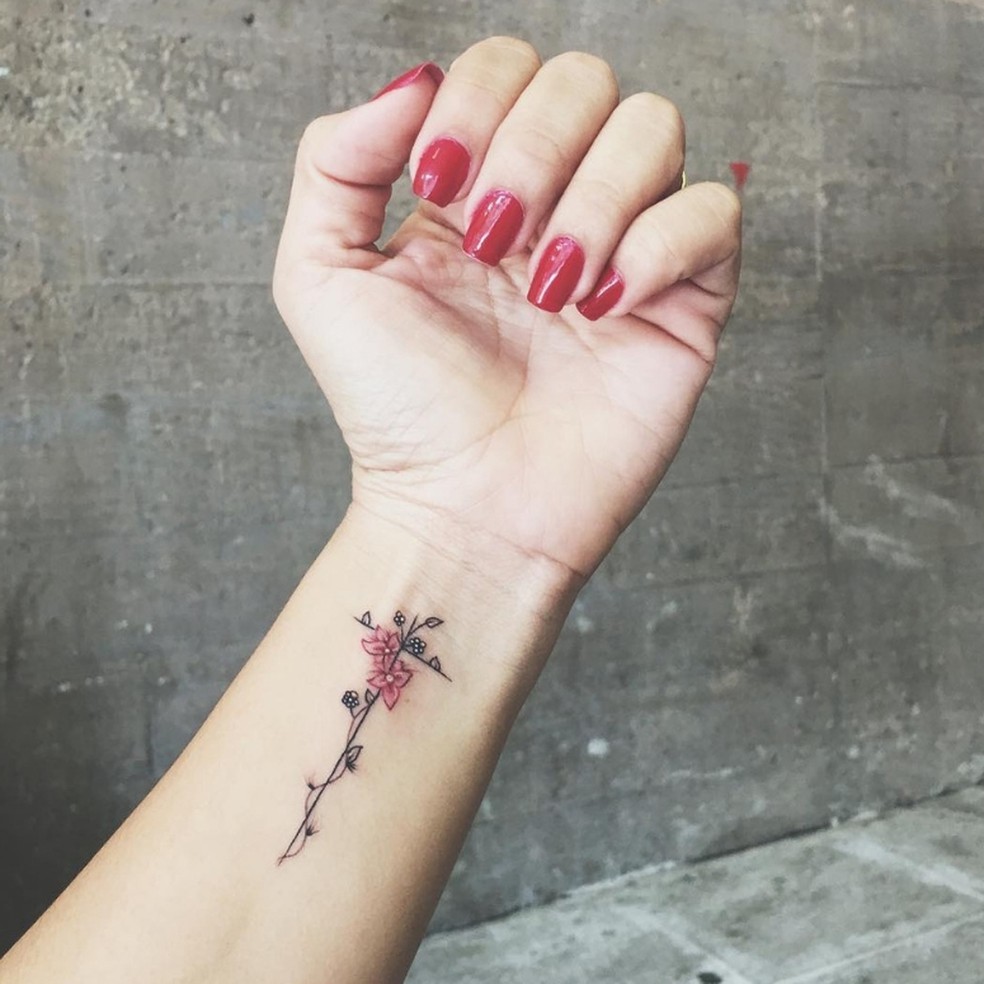 Tatuagem de cruz feminina: fotos inspiradoras para eternizar sua fé