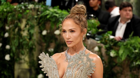 Met Gala: Jennifer Lopez surge a bordo de vestido com decote e cauda longa, mas maquiagem vira assunto nas redes