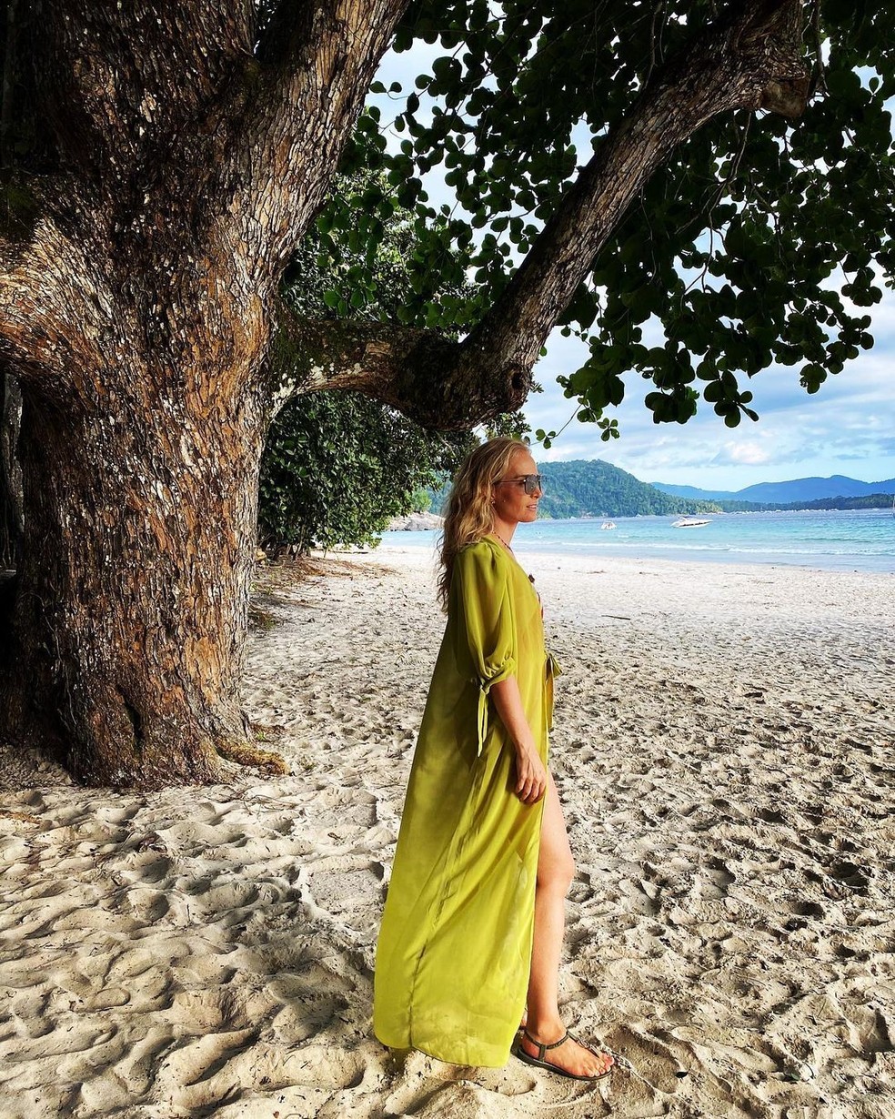 Angélica na praia — Foto: Reprodução/Instagram