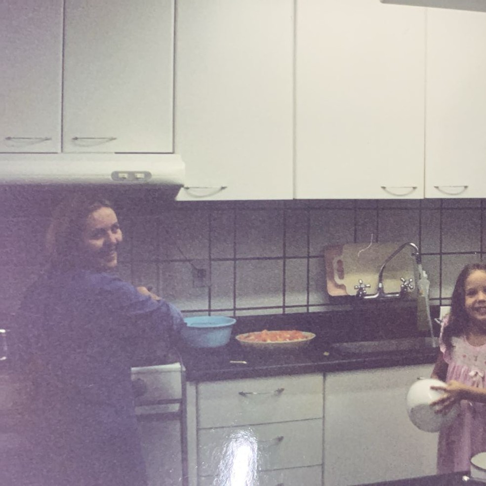 Babi Frazão cozinhando na infância com a mãe, Marinalva Frazão — Foto: Acervo pessoal