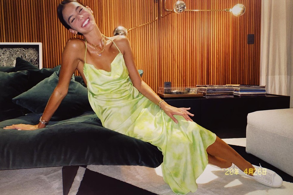 Slip dress, usado por famosas e fashionistas, desponta como tendência de moda para o Natal — Foto: Reprodução/Instagram