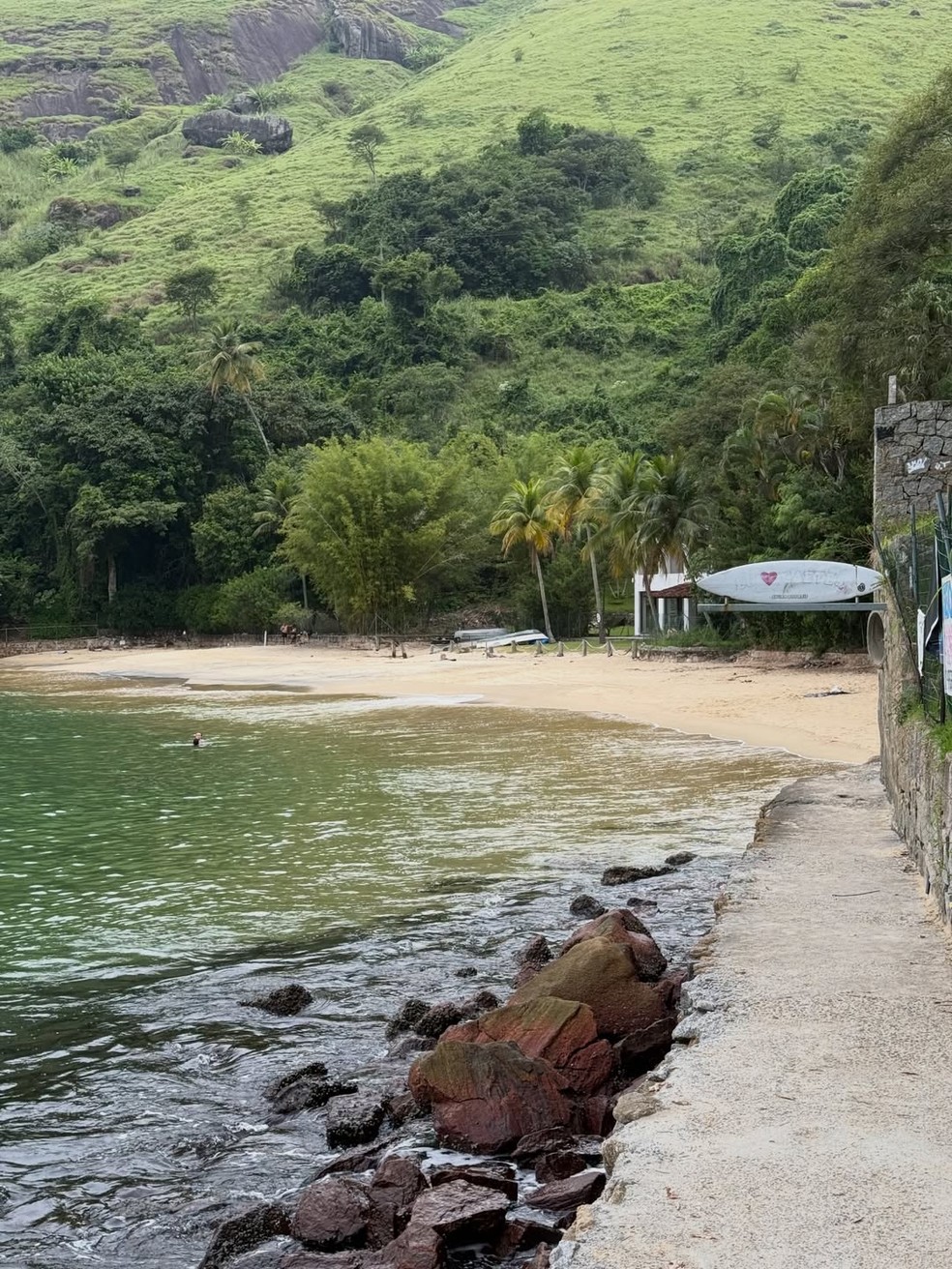 Ex-BBB Gizelly Bicalho posa de biquíni em Angra dos Reis — Foto: Reprodução/Instagram