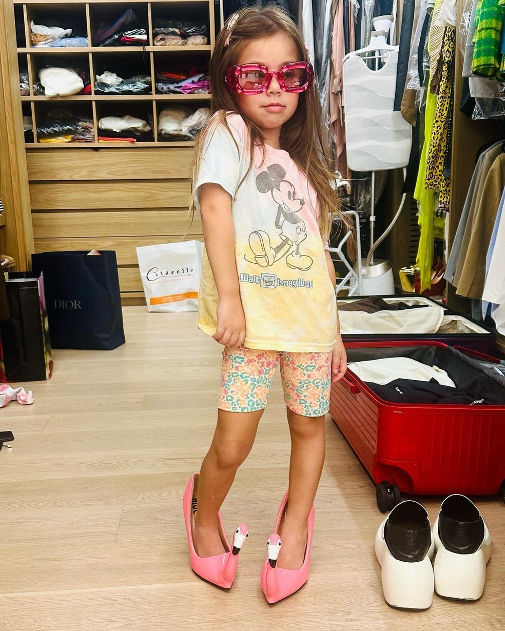 Zoe, filha de Sabrina Sato, posou com os sapatos da mãe — Foto: Reprodução Instagram