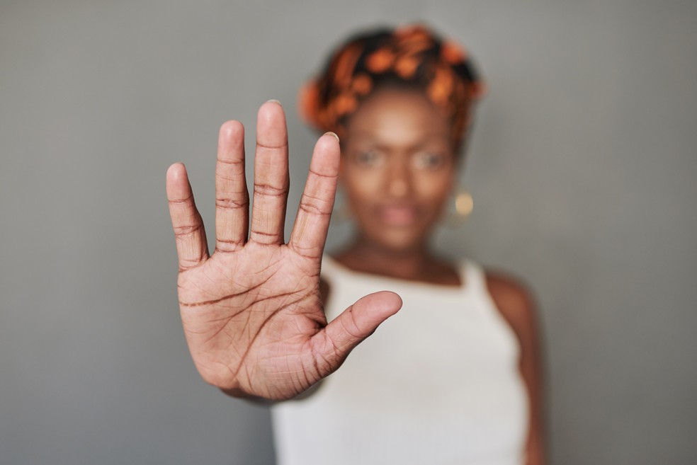 O canal para den&uacute;ncias de viol&ecirc;ncia dom&eacute;stica do Magalu &eacute; aberto &agrave; popula&ccedil;&atilde;o em geral &mdash; Foto: Getty Images