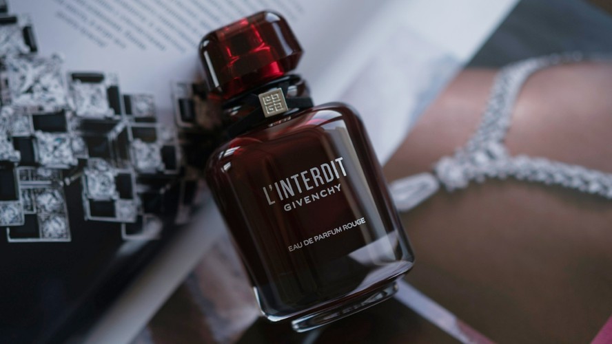 8 perfumes femininos importados que vão durar o dia inteiro na sua pele
