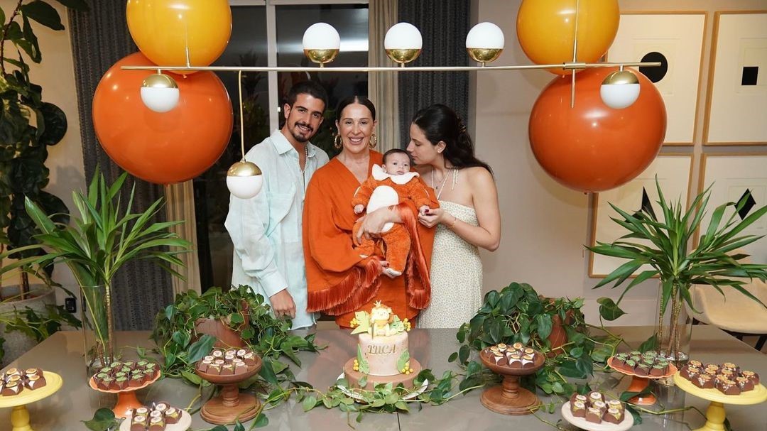 Claudia Raia celebra três meses do filho caçula, Luca, ao lado dos filhos