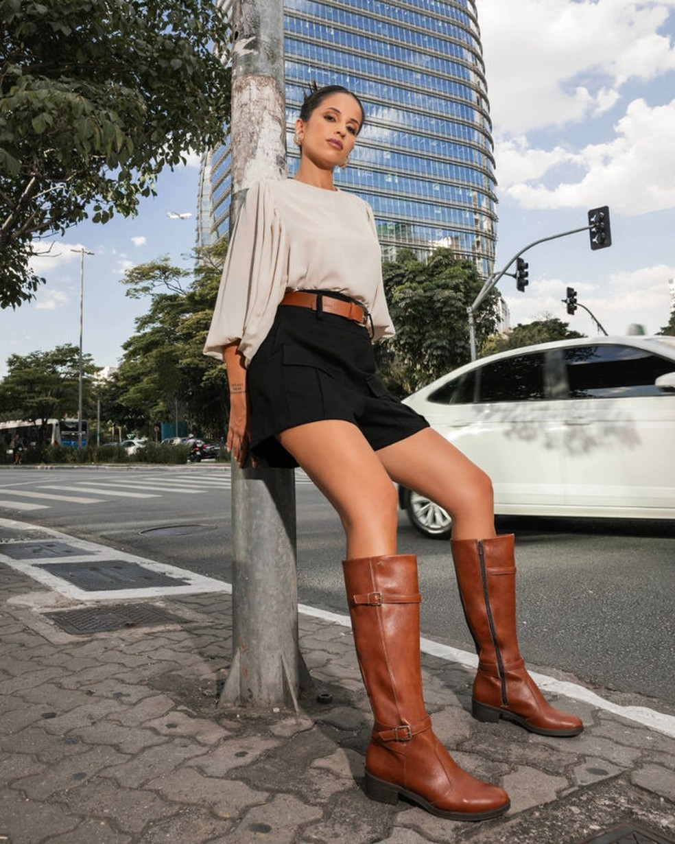 O look com bota marrom é uma escolha charmosa e versátil que traz um toque de calor e sofisticação ao visual — Foto: Reprodução/Pinterest @DakotaCalcados