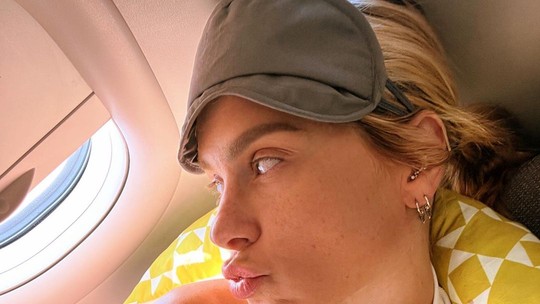 Carolina Dieckmann posa em avião e conta perrengue chique: 'Insônia veio equipada'