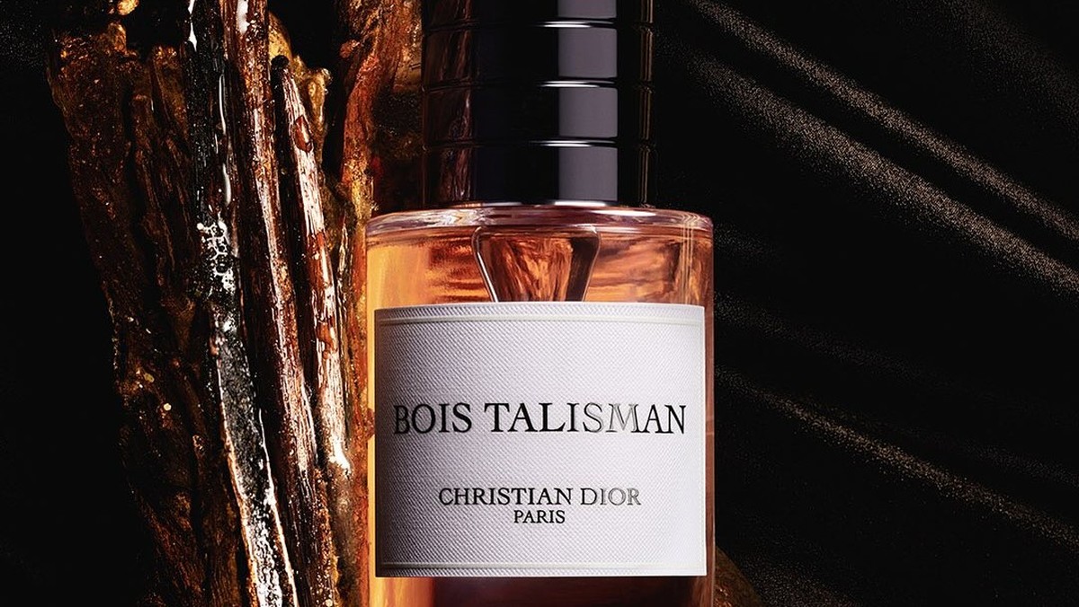 Dior lança novo perfume, Bois Talisman, inspirado nos amuletos da