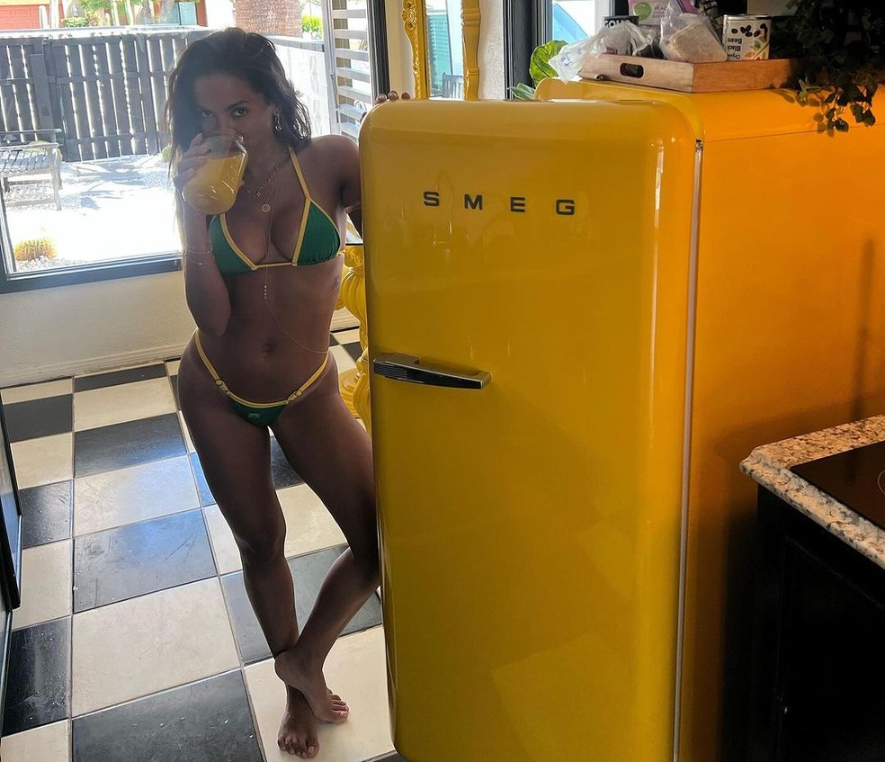 Anitta usando biquíni verde e amarelo — Foto: Reprodução/Instagram @anitta