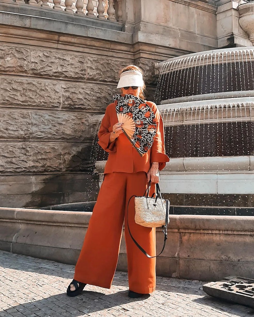 Que tal apostar em looks com calça pantalona colorida? — Foto: Reprodução/Instagram @babie.leta
