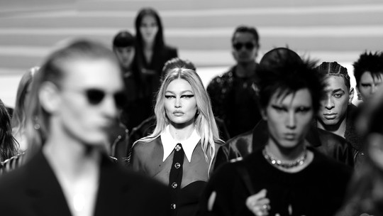 Versace: Anne Hathaway na fila A, Bella Hadid e momentos punk marcam desfile em Milão