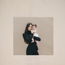 Camila Queiroz apresenta sua filha, Clara — Foto: Hick Duarte (Thinkers Mgmt)