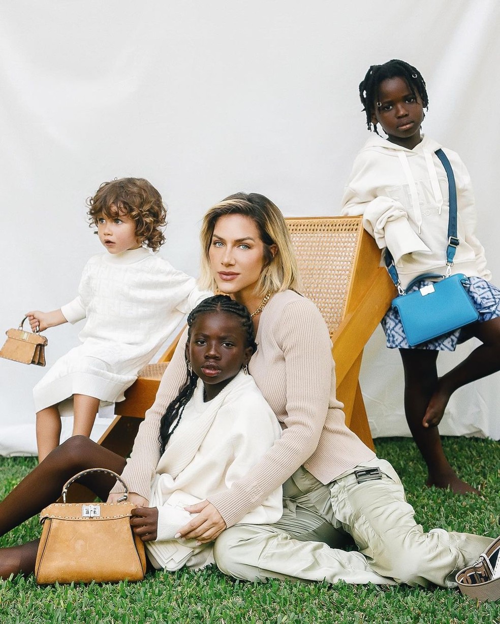Giovanna Ewbank posa com os filhos, Bless, Titi e Zyan — Foto: Reprodução / Instagram