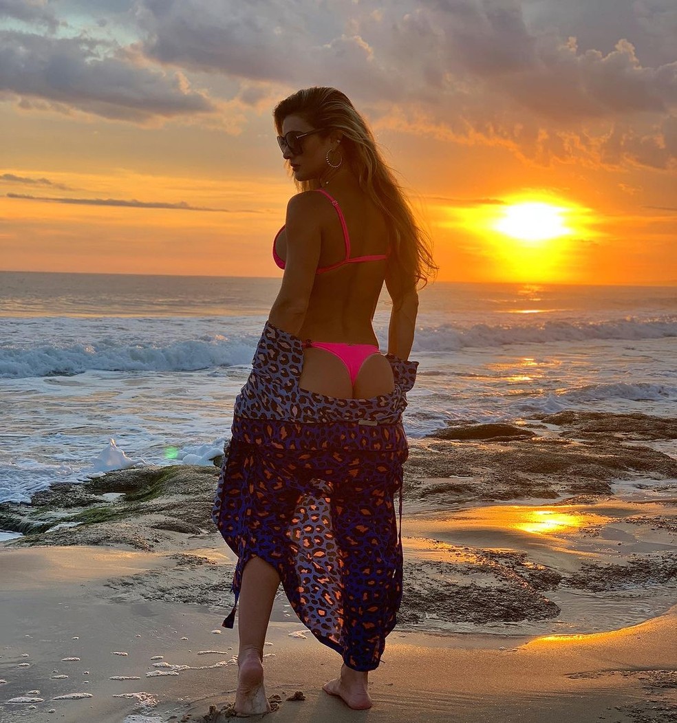 Mirella Santos relembra clique na praia com biquíni rosa neon — Foto: Reprodução / Instagram