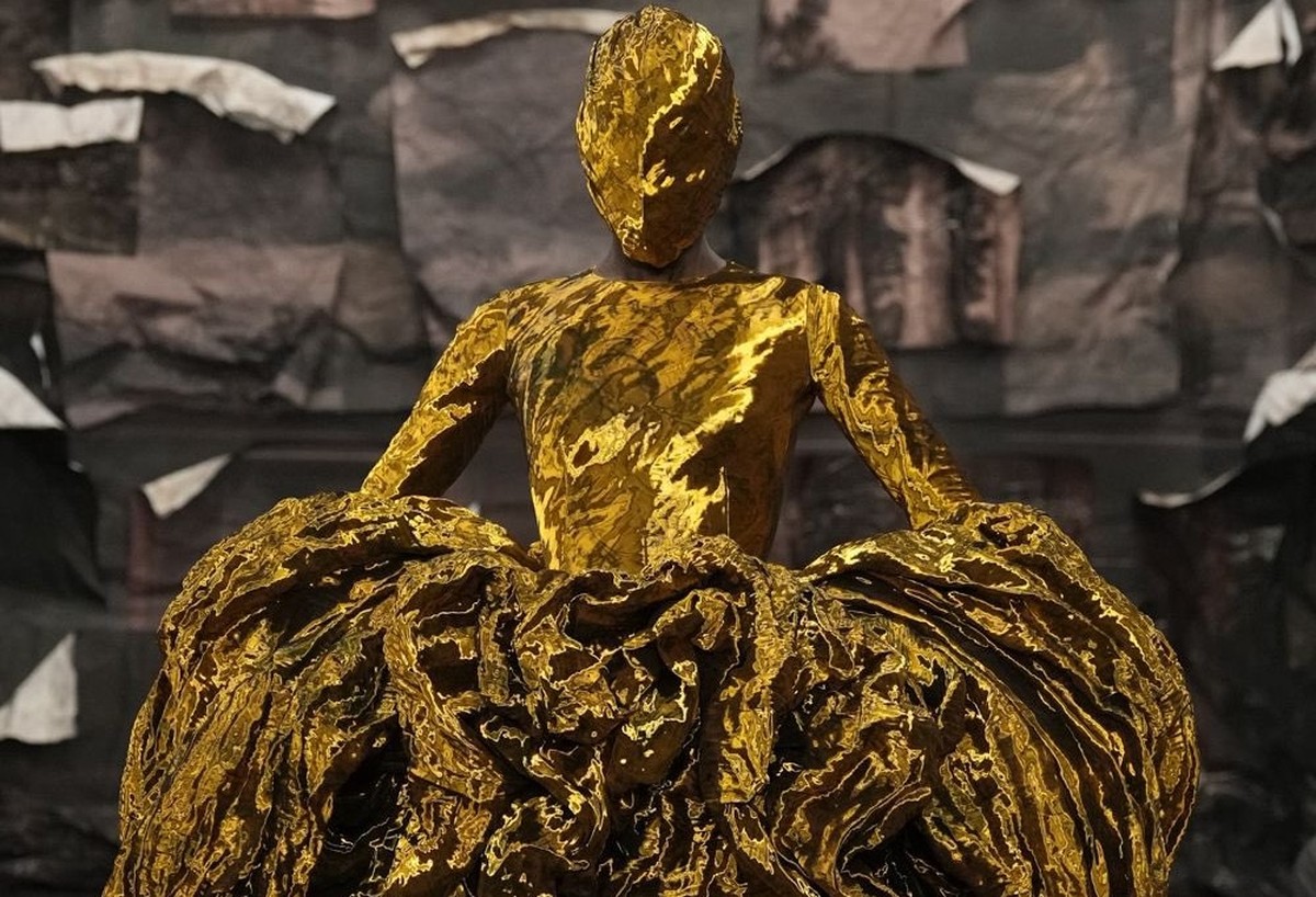 Alta-costura: Glenn Martens faz estreia memorável na Maison Margiela