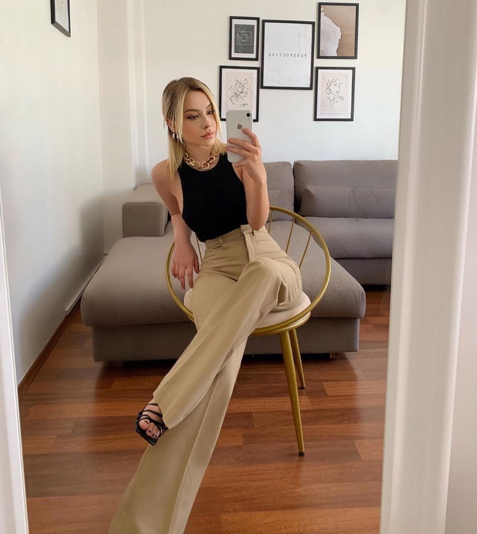 Calça pantalona bege combina com diferentes cores e peças. — Foto: Reprodução/Instagram @beauty__loovers