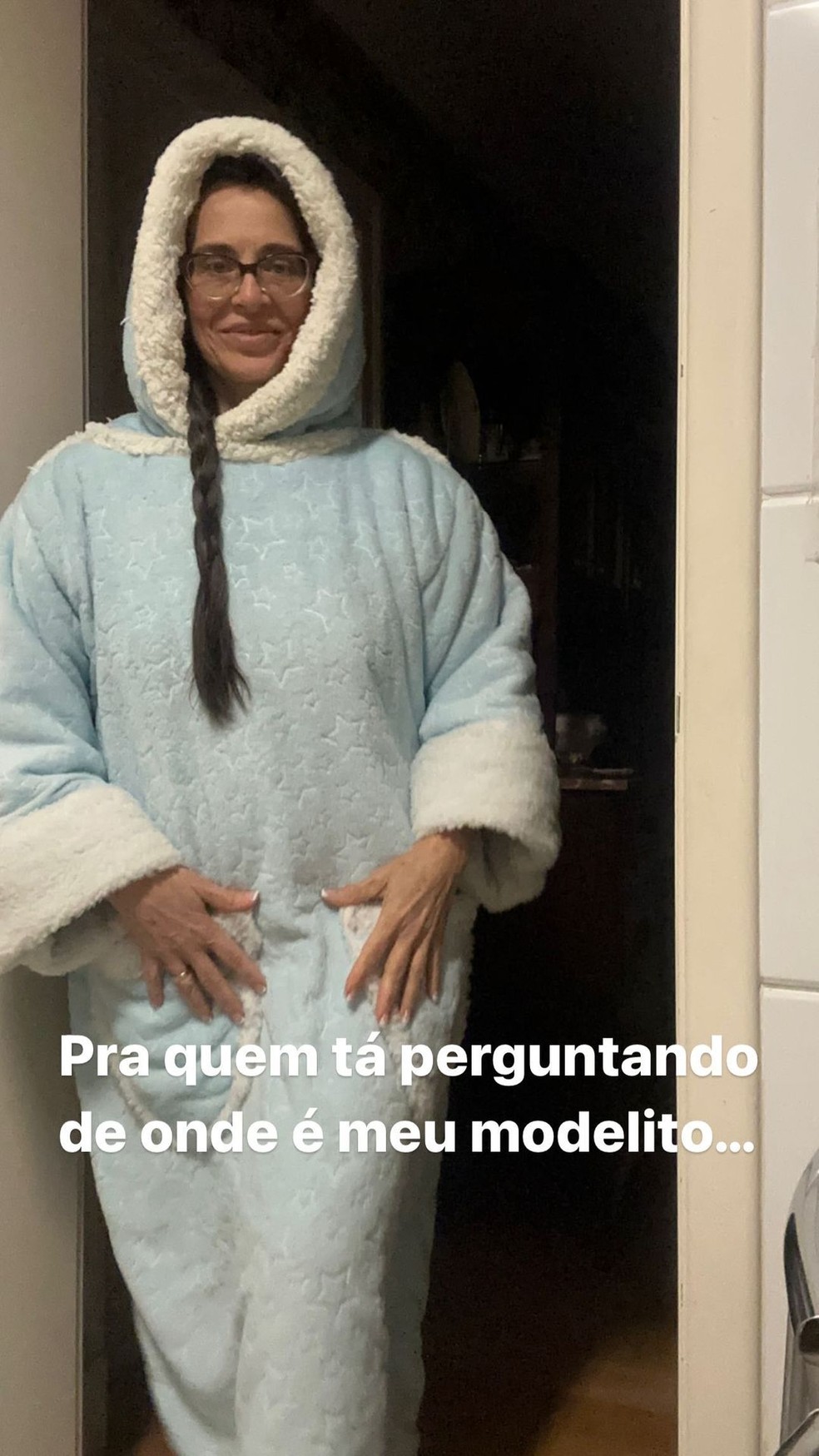 Carla Vilhena espanta o frio com roupa personalizada — Foto: reprodução/instagram