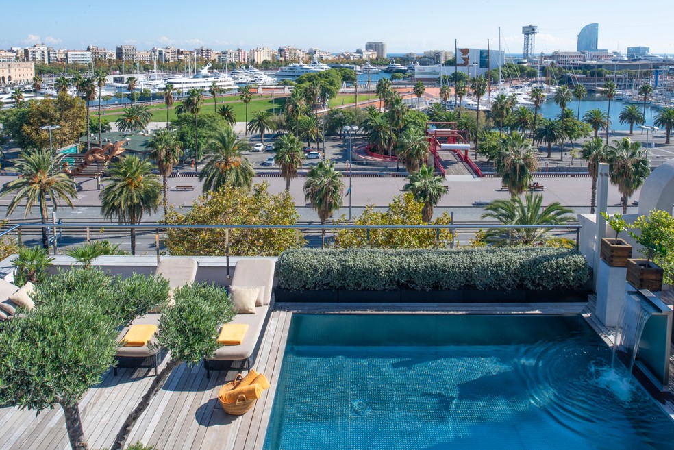 O terraço do horel, com vista para a Maria de Port Vell — Foto: Divulgação