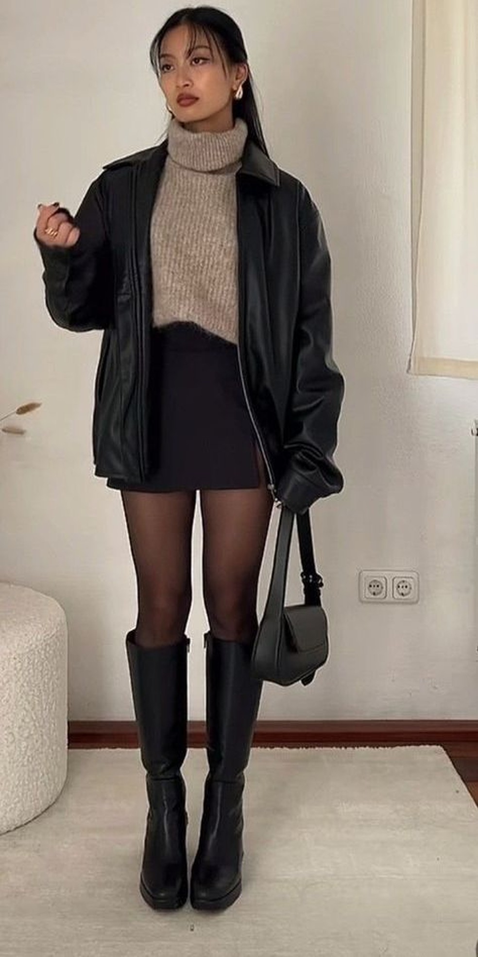 Perfeito para quem ama uma boa peça de alfaiataria, saias mais retas também podem ser usadas com a jaqueta. — Foto: Reprodução/Pinterest @ankitakhandelwal2003